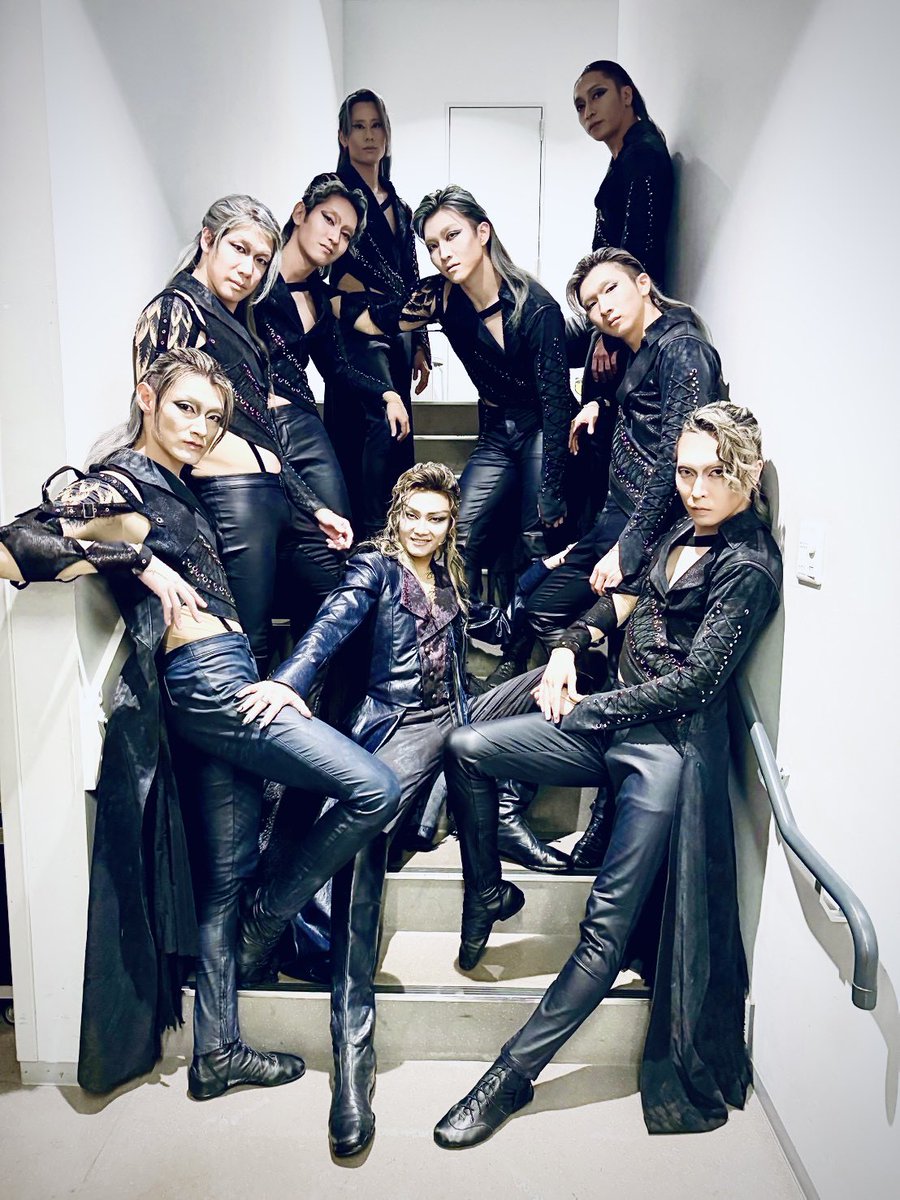 ryo___sawamura's tweet photo. そして本日 #トート閣下
#井上芳雄 さんが大千穐楽でした。

その存在感で、歌声で、我々を引っ張ってくださりました。
芳雄さんの圧倒的存在感によって導かれ、導いてくださっていたように思います。
またいつか、ご一緒させていただけるよう精進します。
ありがとうございました。

#トートダンサー https://t.co/0MvBYhnwek