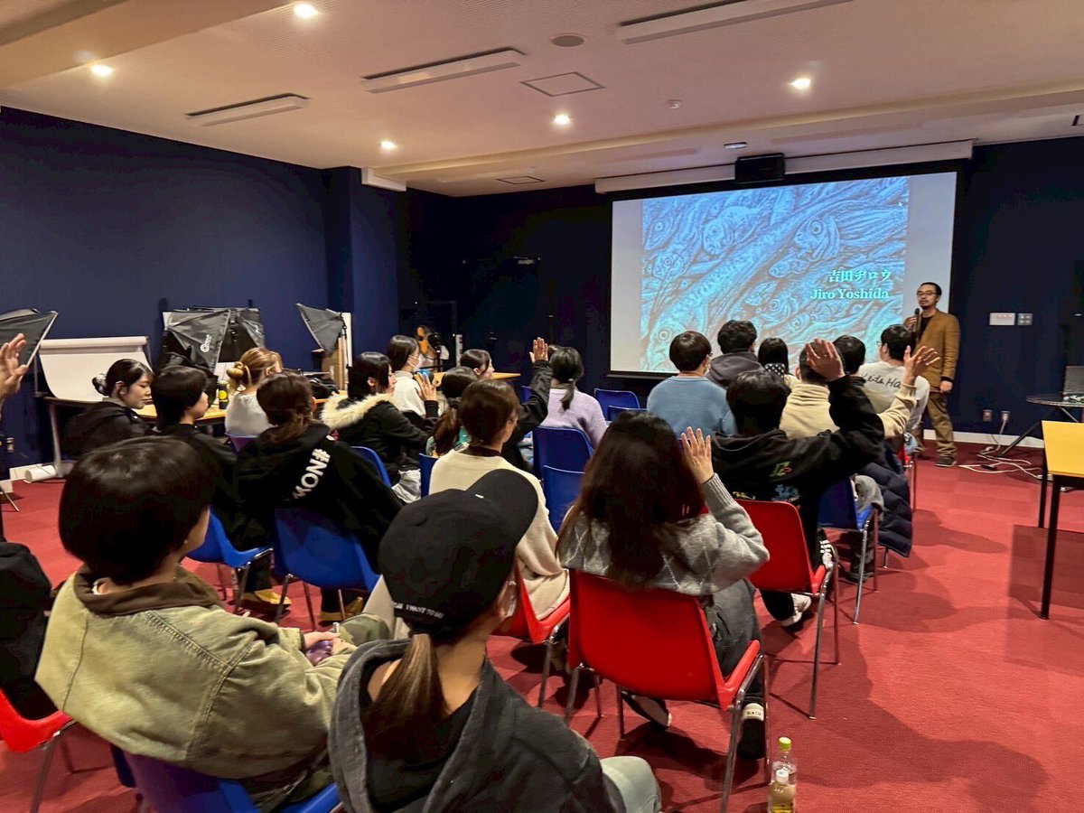 先日、九州産業大学造形短期大学部でゲスト講義をさせて頂きました。
授業の講義は初めての事でしたが、皆さん熱心にお聞き下さったのでホッとしました、、、
自分もとても良い刺激を頂きました、ありがとうございました！