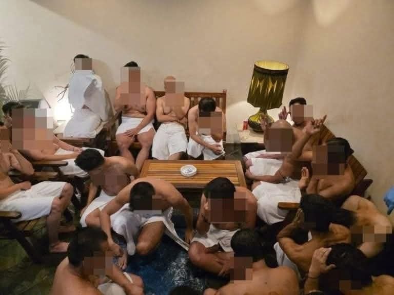 mynewshub's tweet photo. Doktor Bedah, Timbalan Pendakwa Raya, Pegawai Tadbir Diplomatik, Guru Serta Pegawai Beberapa Agensi Penguat Kuasa Antara Ditahan Aktiviti Jantan Dengan Jantan

Oleh Mynewshub 

KUALA LUMPUR – Seramai 201 lelaki, termasuk 17 penjawat awam, ditahan dalam satu operasi bersepadu selepas dipercayai terbabit dengan aktiviti hubungan songsang di sebuah pusat kesihatan di Jalan Raja Laut, malam tadi.

Operasi mengejut kira-kira jam 8 malam itu dijalankan oleh Polis Kontinjen Kuala Lumpur, Dewan Bandaraya Kuala Lumpur (DBKL) dan Jabatan Agama Islam Wilayah Persekutuan (JAWI) selepas dua minggu pemantauan dan risikan berdasarkan maklumat awam.

Kesemua mereka berumur antara 19 hingga 60 tahun.

Menurut Timbalan Ketua Polis Kuala Lumpur, Datuk Mohd Azani Omar, premis dua tingkat yang menyamar sebagai pusat kesihatan lengkap dengan gimnasium, sauna, spa, kolam mandi dan ruang rehat itu dipercayai menjadi lokasi pertemuan golongan lelaki yang menjalinkan hubungan sejenis.

Premis itu didakwa beroperasi sejak lapan bulan lalu dengan caj pendaftaran seumur hidup RM10 dan bayaran RM35 bagi setiap kunjungan.

> “Maklumat awal mendapati aktiviti tidak bermoral berlaku di dalam premis ini. Pelanggan saling berkenalan di sini sebelum melakukan kegiatan terlarang,” katanya ketika ditemui di lokasi serbuan.

Daripada 201 individu yang ditahan, seramai 17 adalah penjawat awam termasuk doktor bedah, Timbalan Pendakwa Raya, Pegawai Tadbir Diplomatik, guru serta pegawai beberapa agensi penguat kuasa.

Turut ditahan ialah pengunjung warga Korea Selatan, Indonesia, Jerman dan China.

Dalam masa sama, 80 lelaki beragama Islam turut ditahan di bawah Seksyen 29 Akta Kesalahan Syariah (Wilayah-Wilayah Persekutuan) 1997 kerana berkelakuan tidak sopan di tempat awam.

Polis sedang meneruskan siasatan mengikut Seksyen 387B Kanun Keseksaan kerana melakukan seks luar tabii.

Semua yang ditahan dibawa ke IPD Dang Wangi untuk tindakan lanjut.

Siasatan awal juga mendapati pusat itu menjadi perbualan hangat dalam kalangan kelompok tertentu di media sosial, yang mendakwa ia menawarkan “perkhidmatan istimewa” serta ruang untuk bertemu kenalan baharu.

Pusat itu beroperasi setiap hari bermula jam 5 petang sehingga lewat malam dan dipercayai menyasarkan golongan bekerja yang ingin “berehat” selepas waktu pejabat.- MYNEWSHUB