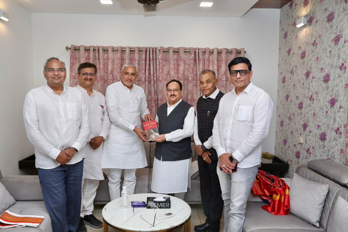BhanubenMLA's tweet image. પ્રદેશ અધ્યક્ષ શ્રી @MLAJagdish જીએ આજે વડોદરા ખાતે ભારતીય જનતા પાર્ટીના રાષ્ટ્રીય અધ્યક્ષ અને કેન્દ્રીય મંત્રી આદરણીય શ્રી @JPNadda જી સાથે મુલાકાત કરી, તેમનું ઉષ્માભર્યું સ્વાગત-અભિવાદન કર્યું.