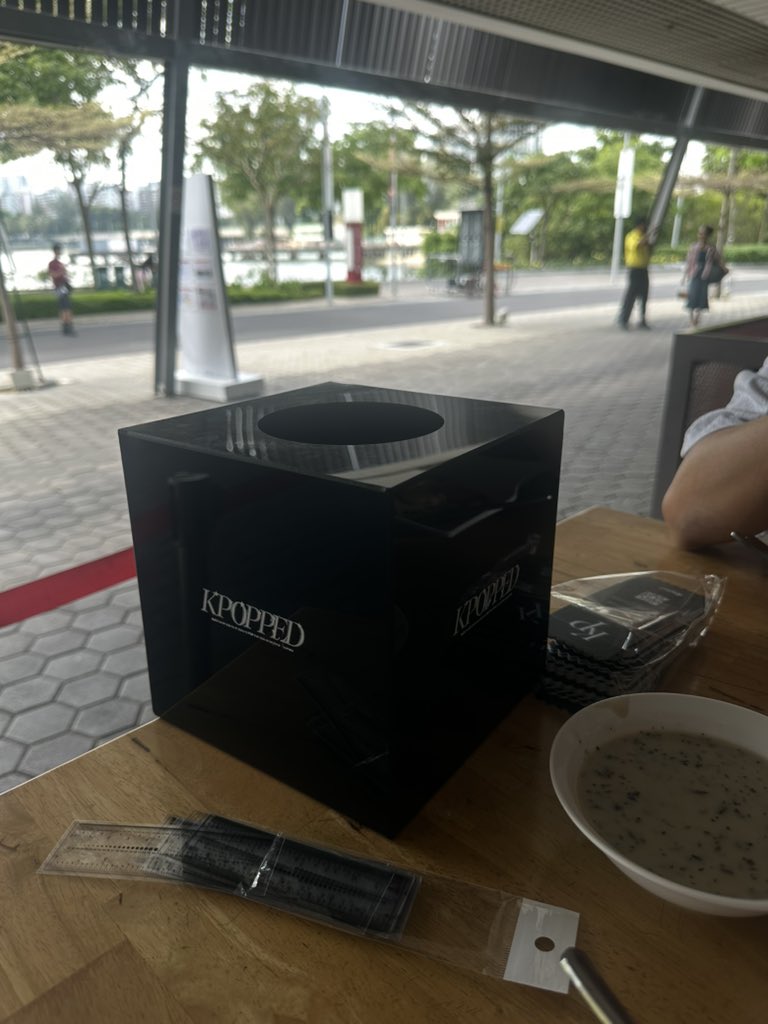 kpoppednails's tweet photo. we are now outside pastamania’s seating area!! https://t.co/48q3IVATNc