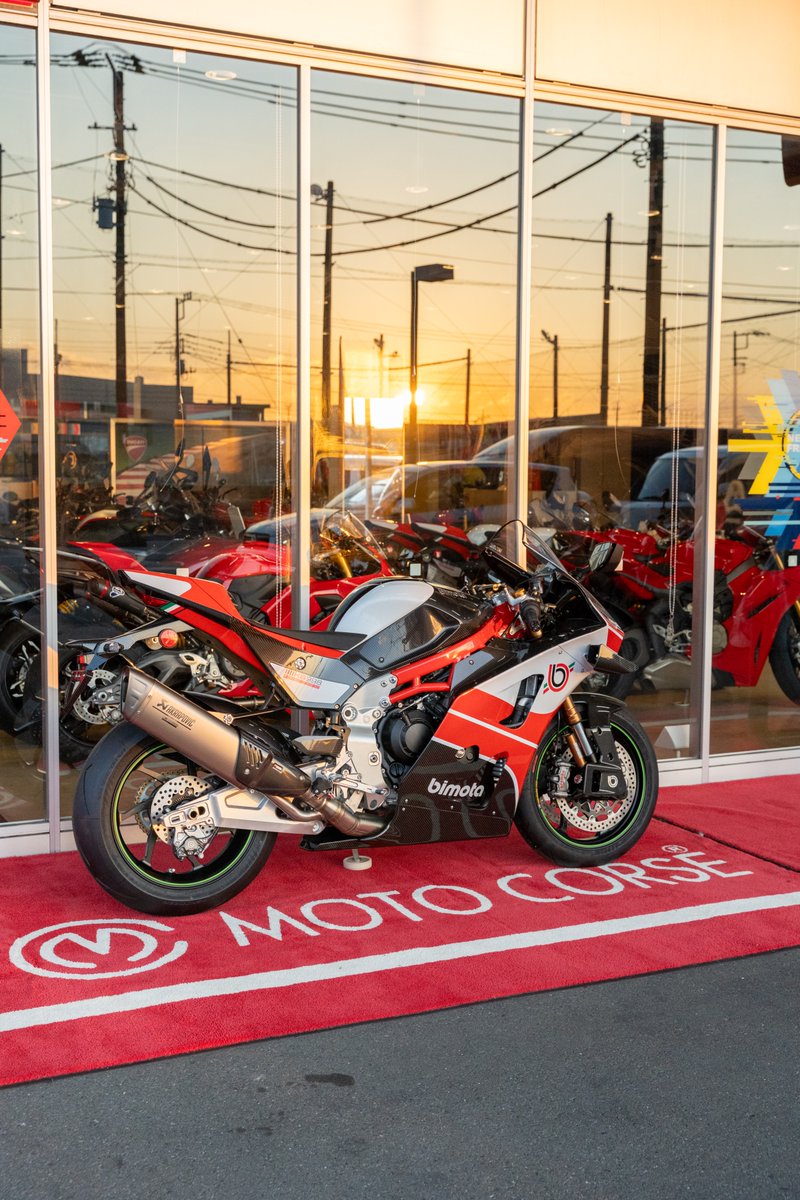 CorseStyle's tweet photo. bimota KB998 RIMINI、ついに入荷しました。 お客様へ納車前の車両ですが、ご覧いただくことができます。カーボンファイバーの外装、クロモリ＋アルミプレートのコンビネーションフレーム、そして数々のアルミ削りだしパーツ。実車は画像の数倍以上美しく格好いいですよ。 #モトコルセムゼオ #厚木 https://t.co/83ouTLeV5O