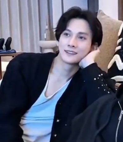 nyxnabi's tweet photo. Long hair, loose tshirt, no make up look ughhh ocean who r u looking so pretty for ? 😩 https://t.co/MQC4jAo9mM