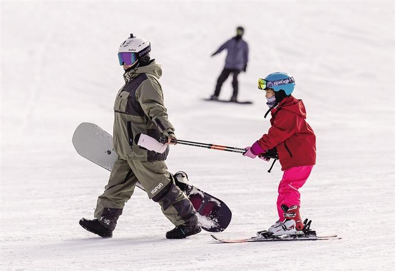 As the 2025-2026 ski season begins, Hohhot's Mazong Mountain Ski Resort welcomes numerous ski enthusiasts. 

Whether you're a beginner or an experienced skier, it's the perfect place to experience the excitement and thrill of the snow and ice!