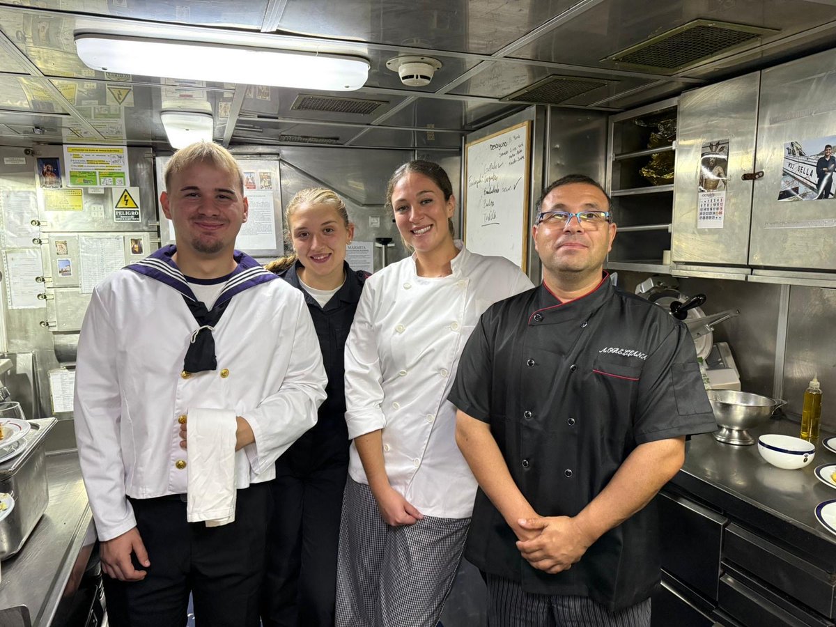 #BuenosDías.En la cocina de los buques se “cuece” la vida a bordo. 
🫕En la del cazaminas #Sella, desplegado en aguas del Mediterráneo en la agrupación naval #SNMCMG2de la <a href="/NATO/">NATO</a>, se elaboran platos tradicionales españoles como pulpo, tortilla y croquetas, que hacen que la