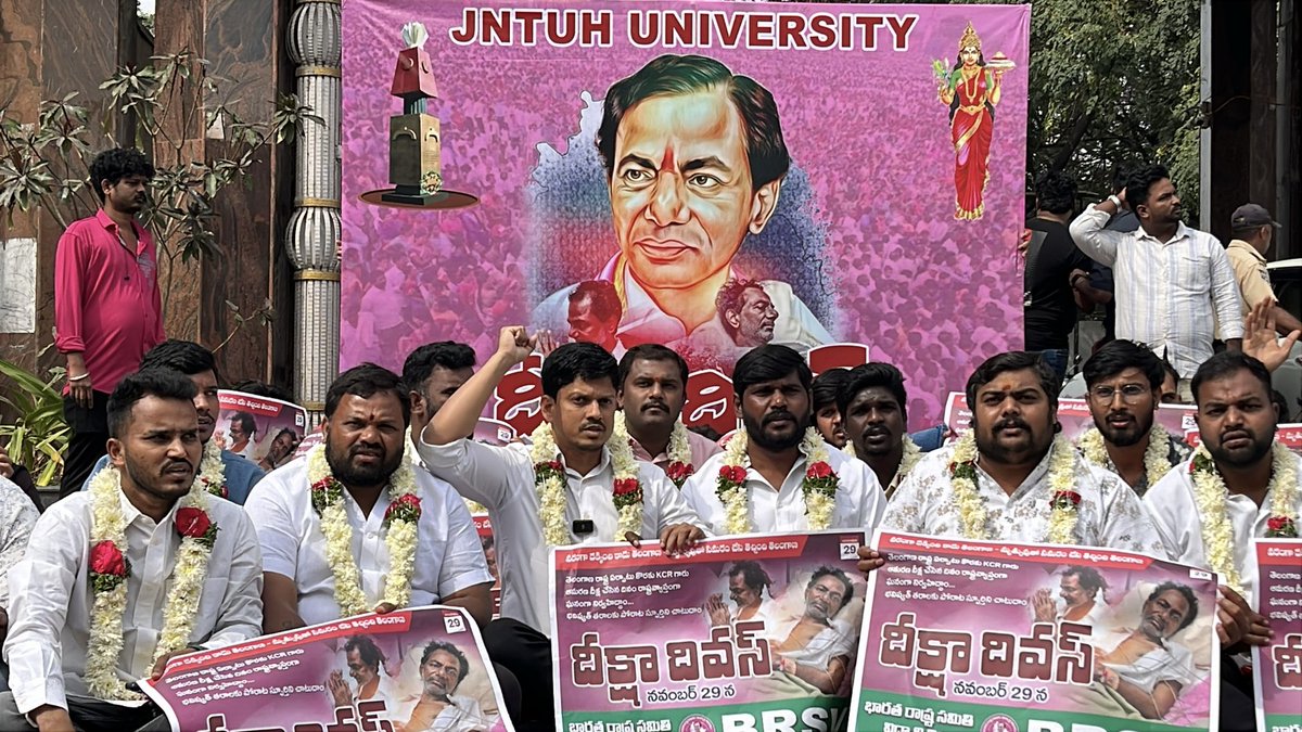 JAGANBRS's tweet photo. JNTU కూకట్పల్లిలో "దీక్ష దివస్" సందర్భంగా విద్యార్థులు చేపట్టిన కార్యక్రమానికి హాజరై సంఘీభావం తెలపడం జరిగింది..

ఆమరణ నిరాహార దీక్షతో తెలంగాణ పౌర సమాజాన్ని సంఘటితం చేసిన కేసీఆర్ గారి త్యాగం, తెలంగాణ ఉద్యమంలో మలుపు తిప్పిన ఘట్టం 

#DeekshaDivas https://t.co/35OLQBQO71