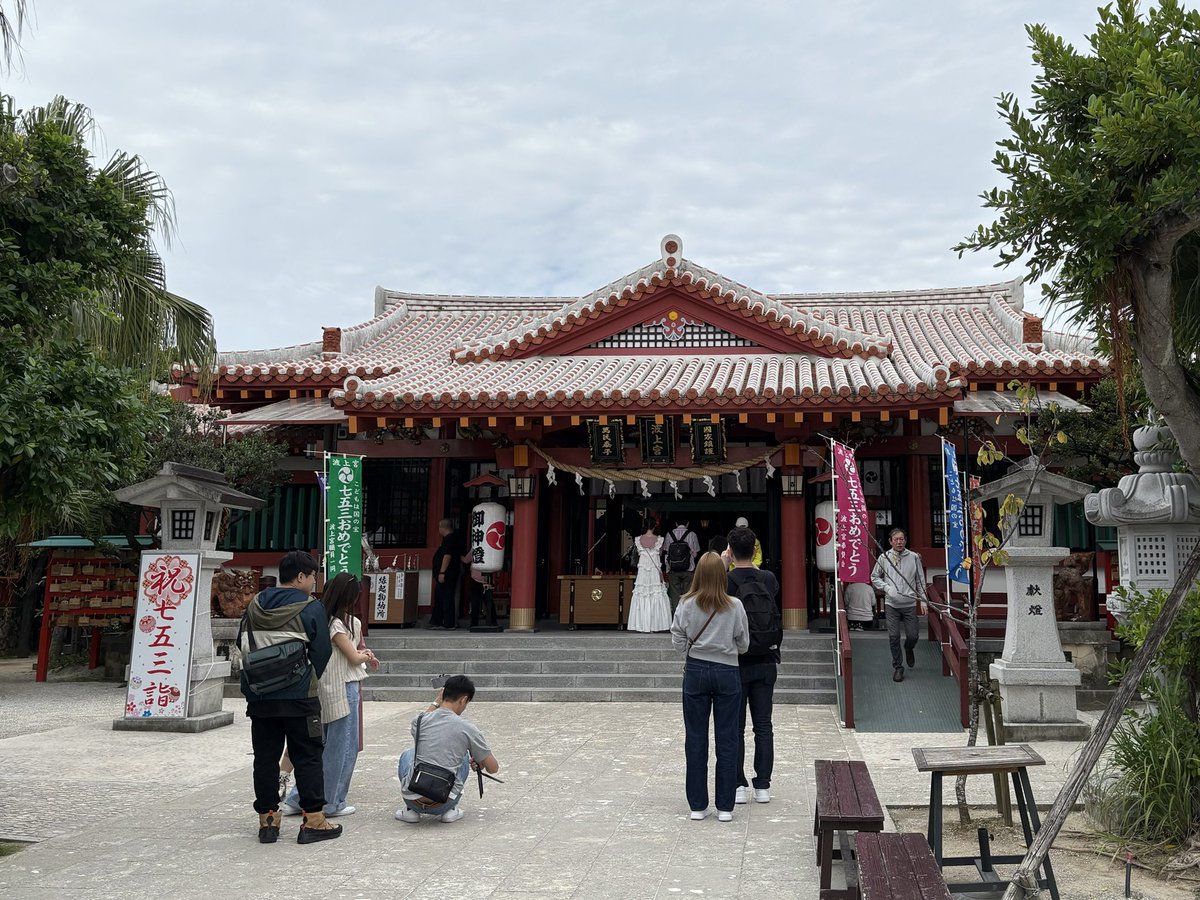 hamasan_new's tweet photo. 波上宮（那覇市）

　古来、ニライカナイに豊穣を祈ったとされる崖の上に建っています⛩️
　古くから琉球随一の宮とされており、現在でも沖縄総鎮守として崇敬を集めています😊波の上にせり出た崖と社殿…古き信仰に想いを馳せ、お参り致しました🌊☀️
　
　紅型の御朱印帳を拝領📙🌺達筆な書入です✍️ https://t.co/d97S1rq5KK