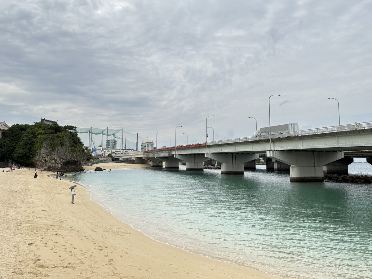 hamasan_new's tweet photo. 波上宮（那覇市）

　古来、ニライカナイに豊穣を祈ったとされる崖の上に建っています⛩️
　古くから琉球随一の宮とされており、現在でも沖縄総鎮守として崇敬を集めています😊波の上にせり出た崖と社殿…古き信仰に想いを馳せ、お参り致しました🌊☀️
　
　紅型の御朱印帳を拝領📙🌺達筆な書入です✍️ https://t.co/d97S1rq5KK