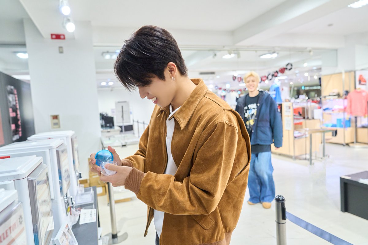 [📸💭]

POP-UP STOREに来店時の
ビハインドエピソード公開✨

カプセルトイにチャレンジする #PARKJEONGWOO

1回目に #CHOIHYUNSUK
楽の #SOJUNGHWAN を絶対に引きたい！と宣言して
2回目も #CHOIHYUNSUK
かなり悔しい様子…😫
三度目の正直で見事に
#SOJUNGHWAN を引き当てた‼️