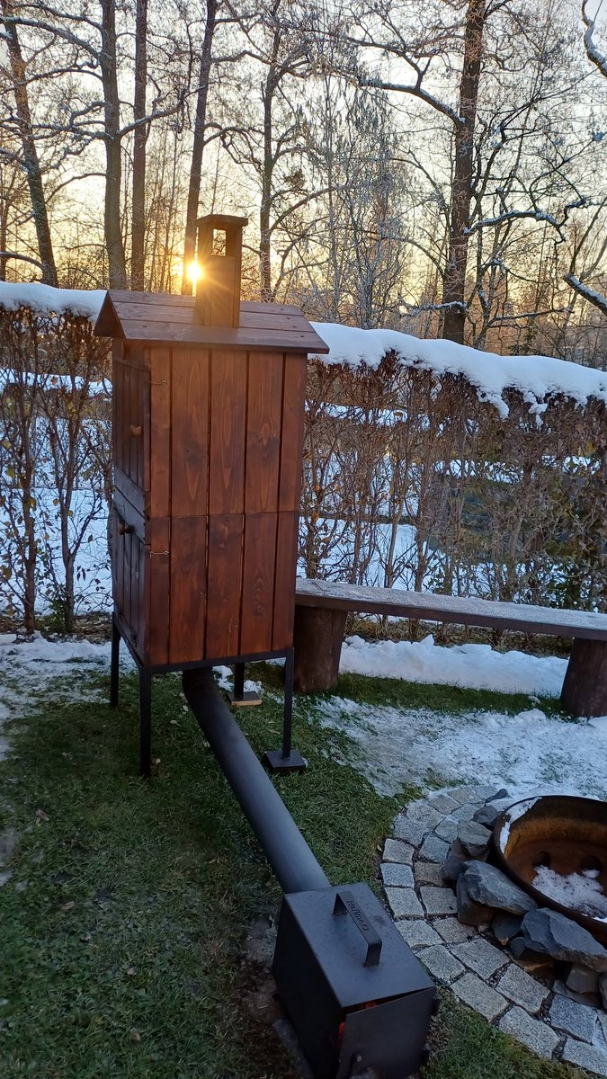 RadegDostal's tweet photo. Nejhezčí pohled na vycházející slunce je přes plnou udírnu 🥩 https://t.co/KHxanMBADm
