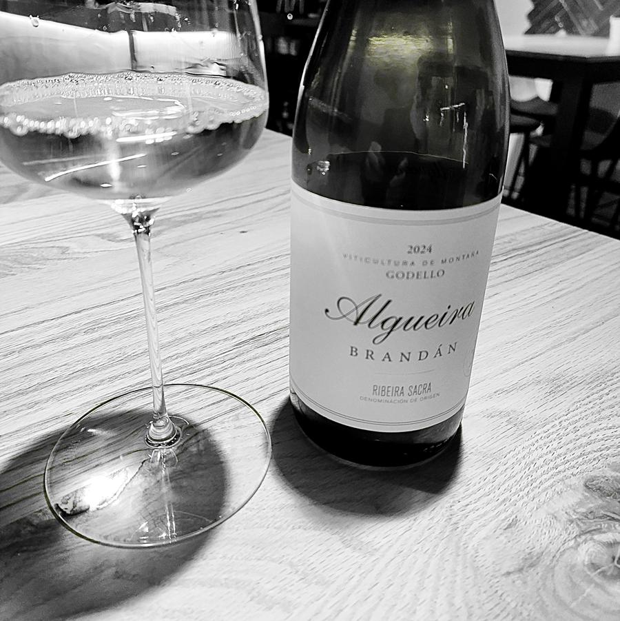 ADHalliwell's tweet photo. Great night out in #Logroño
First stop #MaridaGastrobar, good wines btg.
Then quick pitstop at #ElTirador, rustic chorizo sarnies straight off the grill and #RamónBilbao.
Then off to the #BarrioBar - home made tacos, delicious wine from #SierraDeToloño and cool tunes. https://t.co/hwwlTkJNxJ