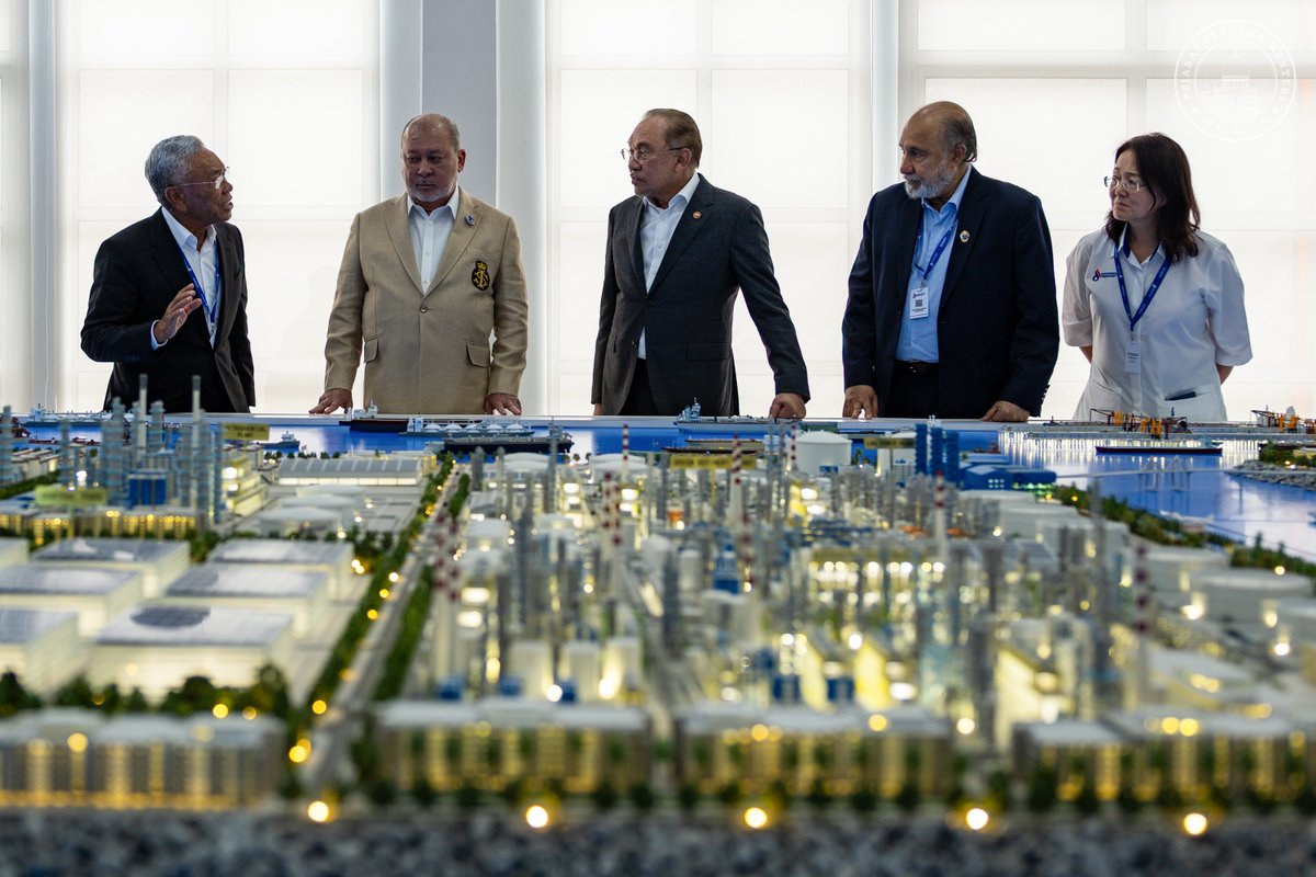 anwaribrahim's tweet image. Mengiringi KDYMM SPB Yang di-Pertuan Agong Sultan Ibrahim yang telah berkenan mencemar duli merasmikan Maharani Freeport, sebuah lagi pembangunan diyakini bakal merancakkan semula denyut nadi ekonomi Muar khususnya, dan Malaysia keseluruhannya.

Pelabuhan Bebas yang diterajui…