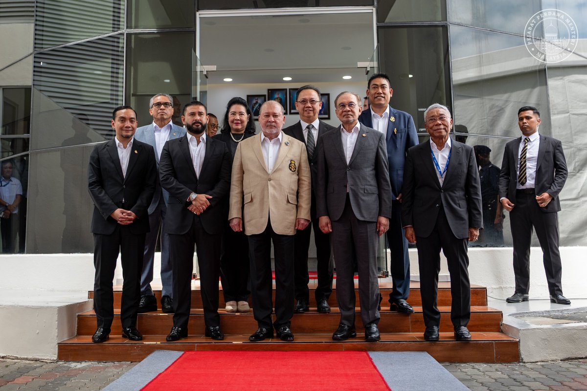 anwaribrahim's tweet image. Mengiringi KDYMM SPB Yang di-Pertuan Agong Sultan Ibrahim yang telah berkenan mencemar duli merasmikan Maharani Freeport, sebuah lagi pembangunan diyakini bakal merancakkan semula denyut nadi ekonomi Muar khususnya, dan Malaysia keseluruhannya.

Pelabuhan Bebas yang diterajui…