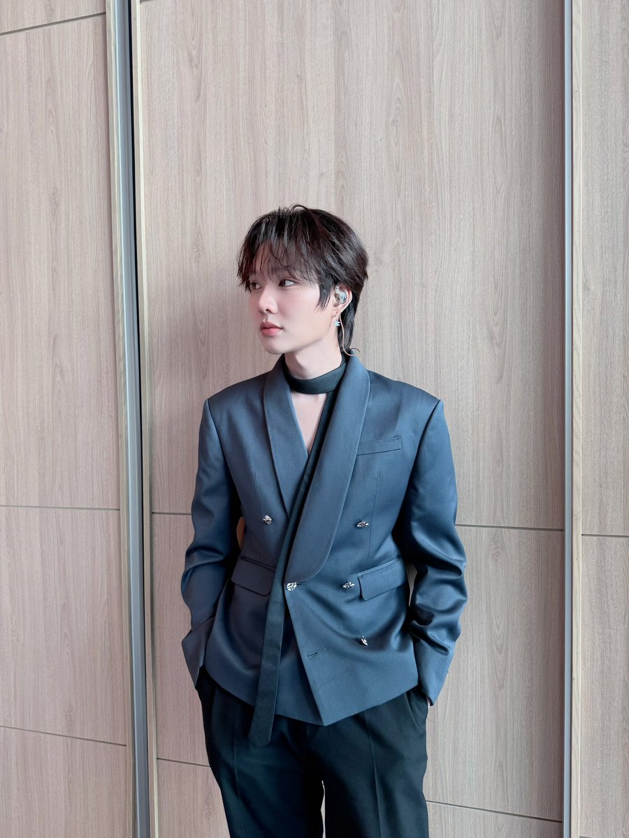 Chamook1919's tweet image. พี่ชาววีจะใส่สูทมาทำไหม #KengNamping1stFMInMacau