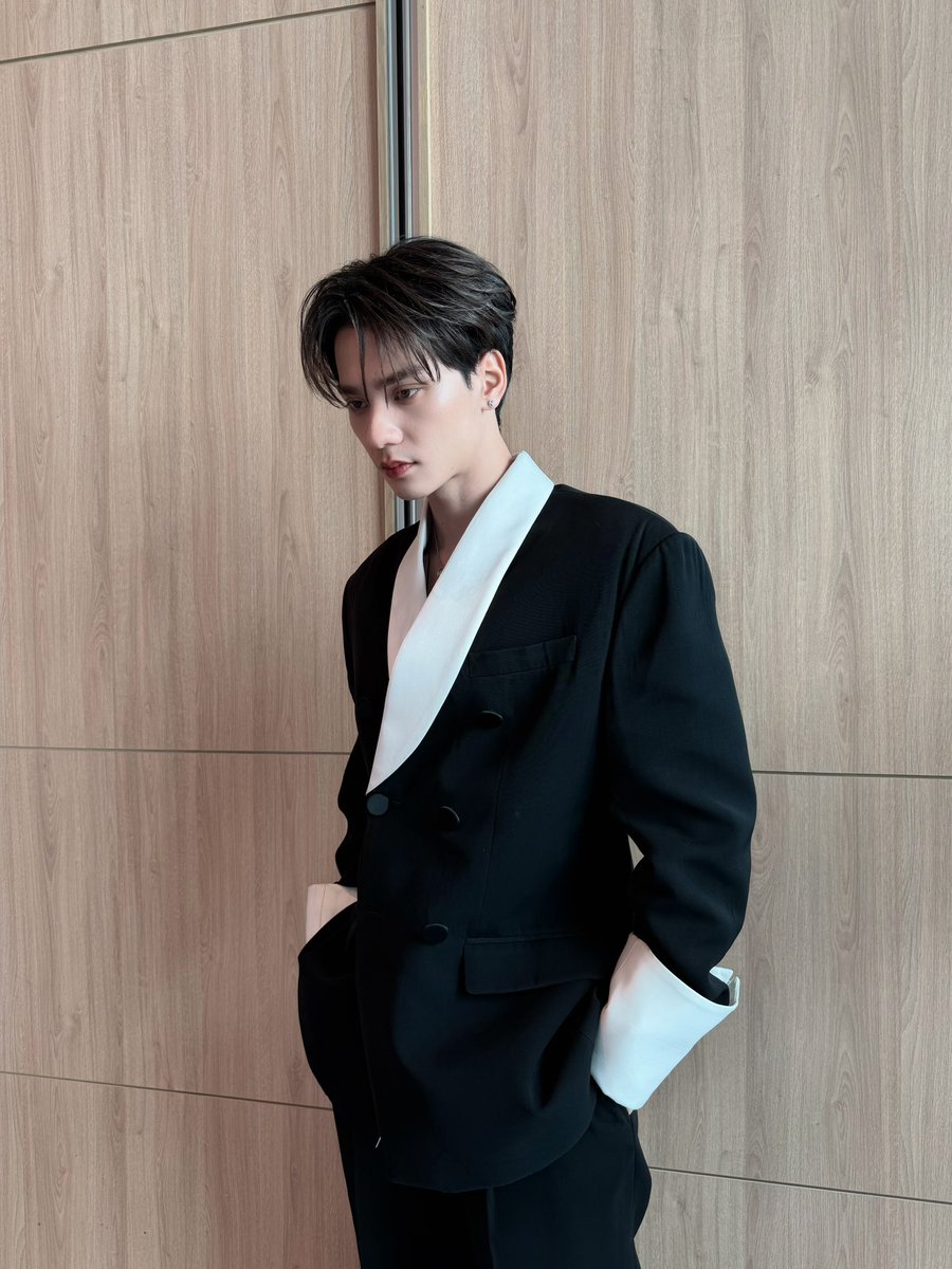 Chamook1919's tweet image. พี่ชาววีจะใส่สูทมาทำไหม #KengNamping1stFMInMacau