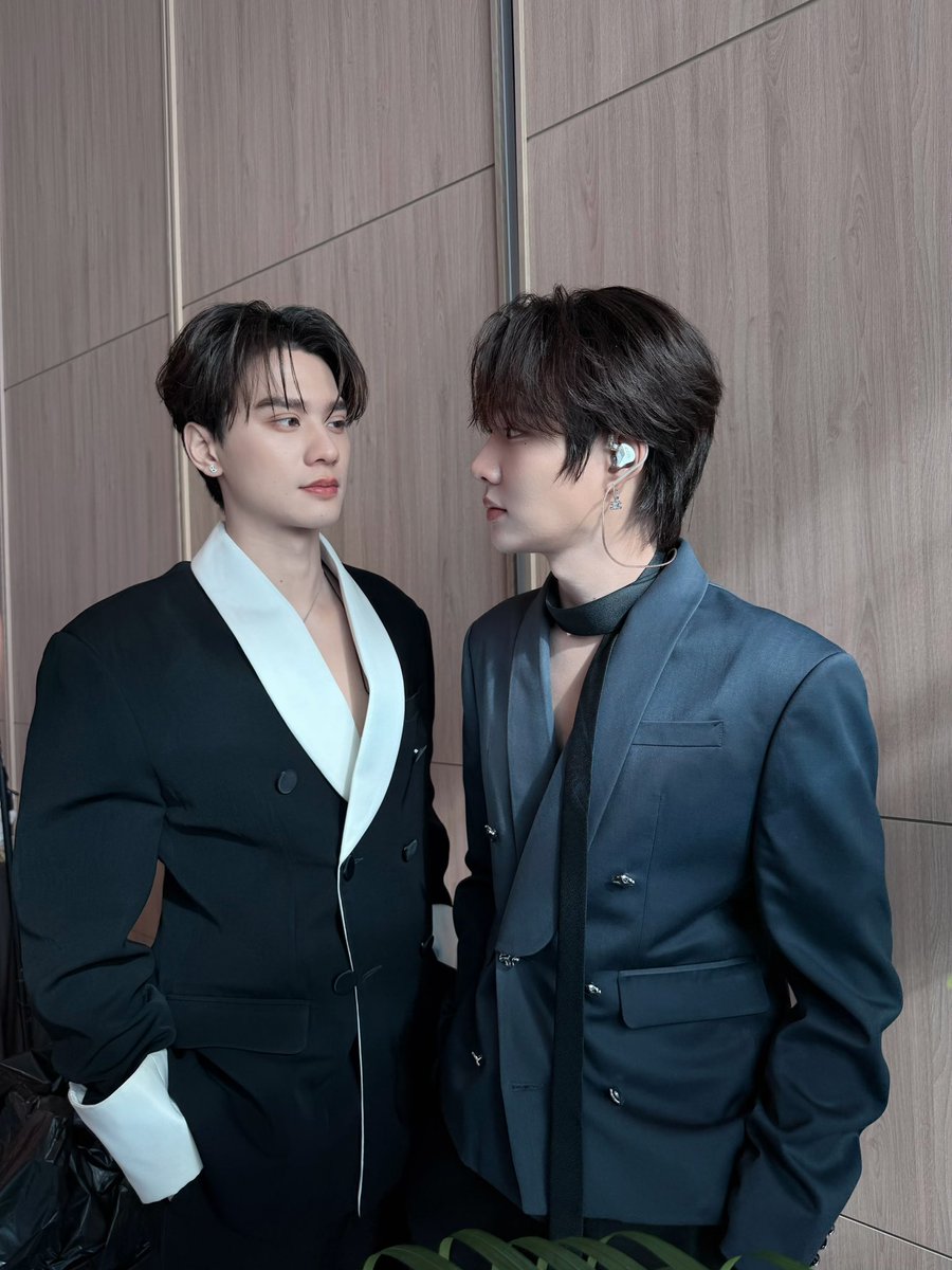 Chamook1919's tweet image. พี่ชาววีจะใส่สูทมาทำไหม #KengNamping1stFMInMacau