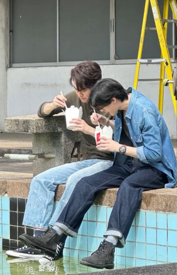 blueedimlight's tweet image. LUCU BANGETT, TEE GAMAU SEPATUNYA KENA AIR, SEDANGKAN DEW NYEBUR AJA GAK PEDULI😭😭😭