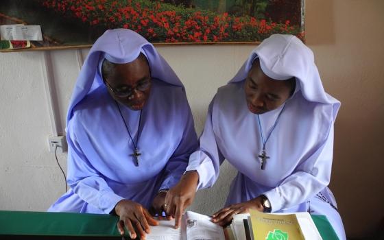 AlexSamoja's tweet image. Sema mwanamke kuwa Jobless ni kujitakia tu, Imagine Wewe mwanamke ungeamua kuwa Mtawa (Nun) saa hivi si ungekuwa na kazi wewe, Ulishawahi kuona Wapi Mtawa/Sister Jobless, Wote wako kwenye Taasisi kubwa kubwa, 
Afu pia hakuna  Heartbreak ni furaha tu, mnafeli wapi Dada zangu ✍️🙄