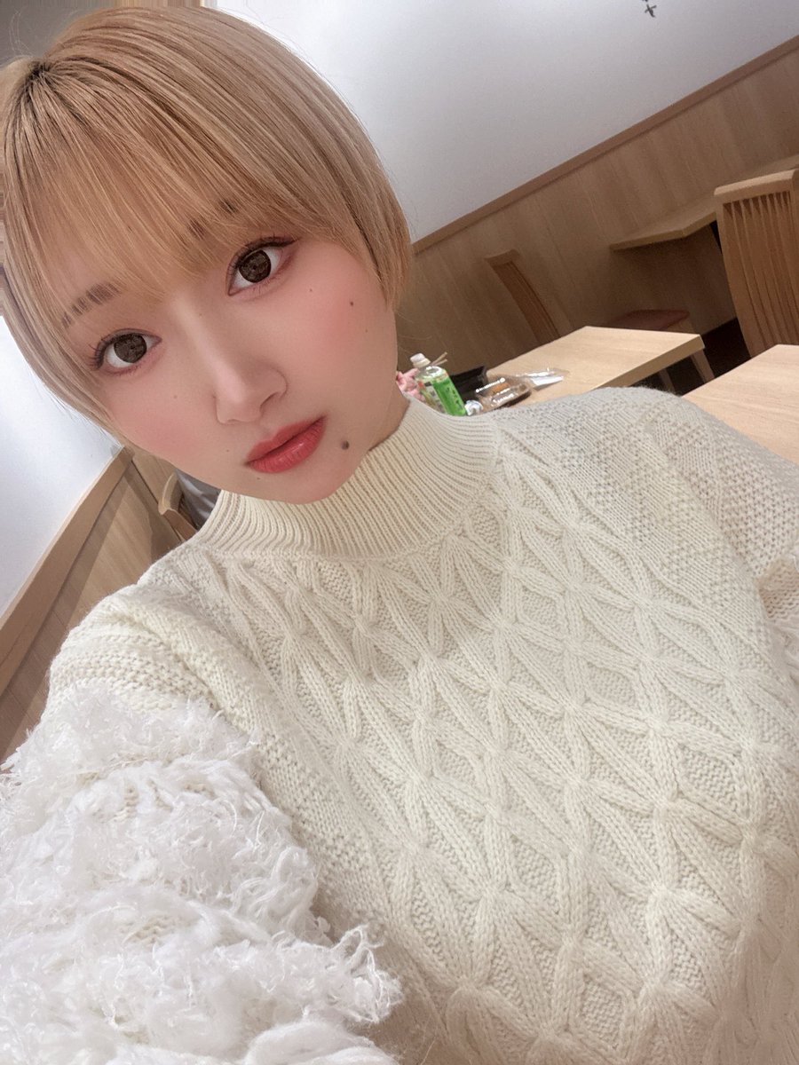 siratoritori's tweet photo. 化粧した！ https://t.co/4dFtLcJOvP