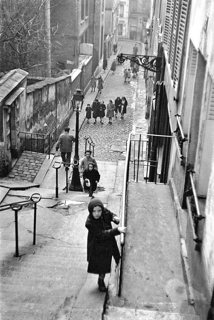 Bonjour. 

📸 Édouard Boubat.
Escaliers de Montmartre 
1952. Paris 18e