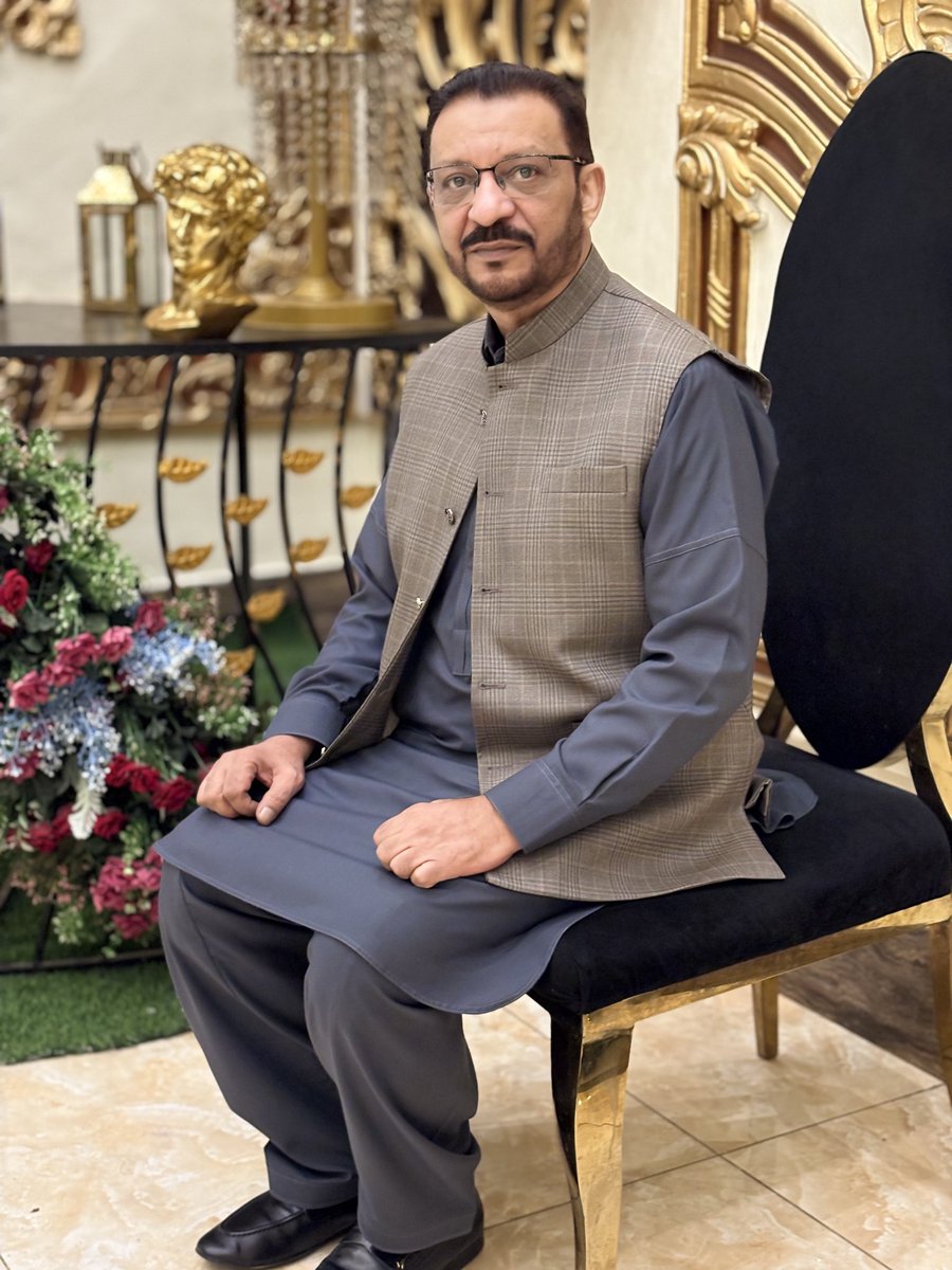 ہم لوگ  خطا وار_محبت  سہی  ،  لیکن 
ہم لوگ وفاؤں کی  تجارت  نہیں  کرتے 

جل جاتے اسی آگ میں جلتے ہوئے آخر 
دیوانے   اگر   اپنی  زیارت  نہیں  کرتے 
۔
#احمد_سبحانی_آکاش