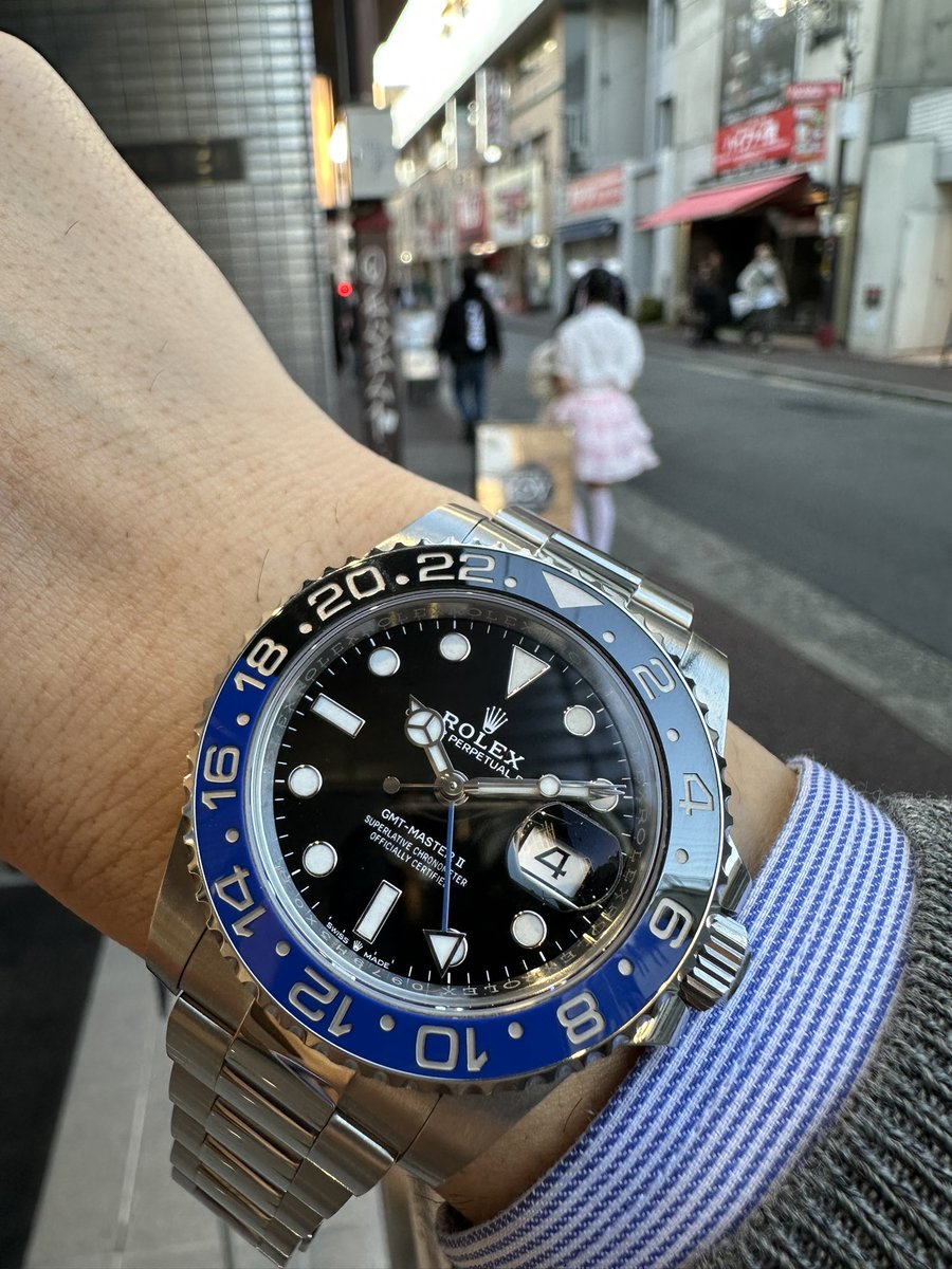 riberowatch's tweet image. ロレックス GMTマスターII 126710BLNR

BLNRをつけてると、
“青×黒の配色＝バットマン”と言われすぎて、
だんだん自分がヒーロー側の人間だった気がしてくる。

もちろん現実はただの会社員

派手じゃないのに存在感が出る、
ロレックスの“気づいたら欲しくなる”代表モデルです。

#ROLEX #GMTMasterII