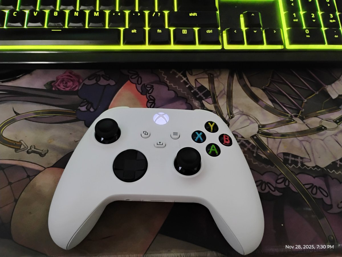 Cake_Kee_'s tweet image. Just got done . Bluetooth my Xbox controller to my PC .
 And now it works 
.
.. ok let&apos;s gave apex 
 A try on  PC  
💯.
 #xboxcontroller