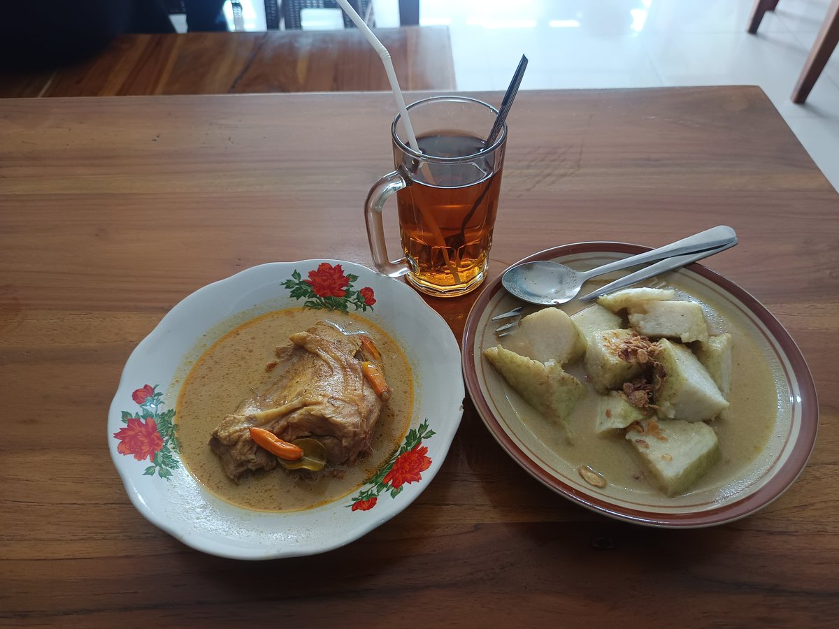 Djoelyous's tweet photo. Lontong Tuyuhan khas Rembang di Semarang. 
WM Wong Ndeso Pak Djadi 
Jl Kedungmundu 106 Semarang
Gurih, pedes, lezat https://t.co/91DtwIFFvQ