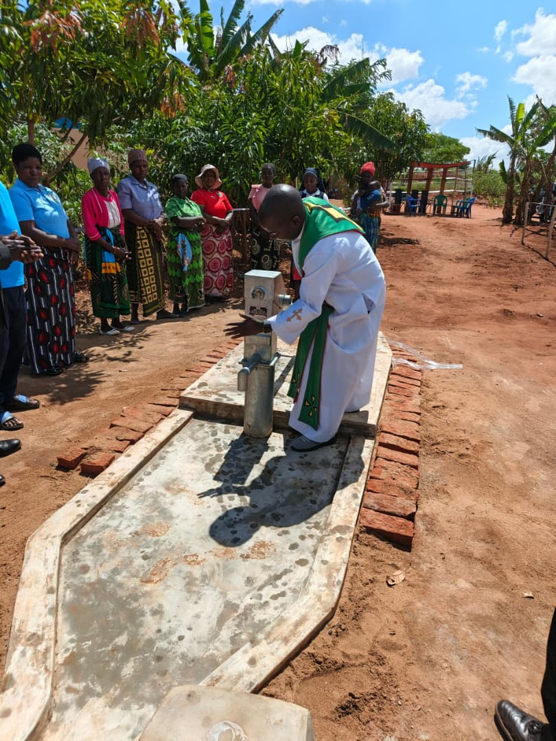 waterofmercyorg's tweet image. COMPLETED: The Emvuyane Village Well Project is done! 700+ villagers now have clean water thanks to 25 generous donors. Father Petros (@fr_petros) blessed the pump at the handover Mass. Sister Anastazia Zimba (@Z28325Zimba) was also in attendance—her order does great work in…
