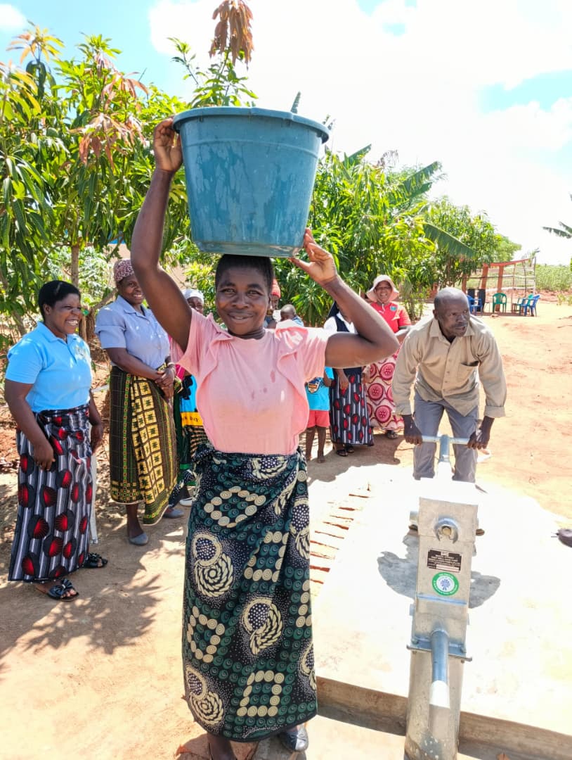 waterofmercyorg's tweet image. COMPLETED: The Emvuyane Village Well Project is done! 700+ villagers now have clean water thanks to 25 generous donors. Father Petros (@fr_petros) blessed the pump at the handover Mass. Sister Anastazia Zimba (@Z28325Zimba) was also in attendance—her order does great work in…