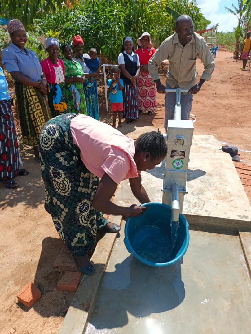 waterofmercyorg's tweet image. COMPLETED: The Emvuyane Village Well Project is done! 700+ villagers now have clean water thanks to 25 generous donors. Father Petros (@fr_petros) blessed the pump at the handover Mass. Sister Anastazia Zimba (@Z28325Zimba) was also in attendance—her order does great work in…