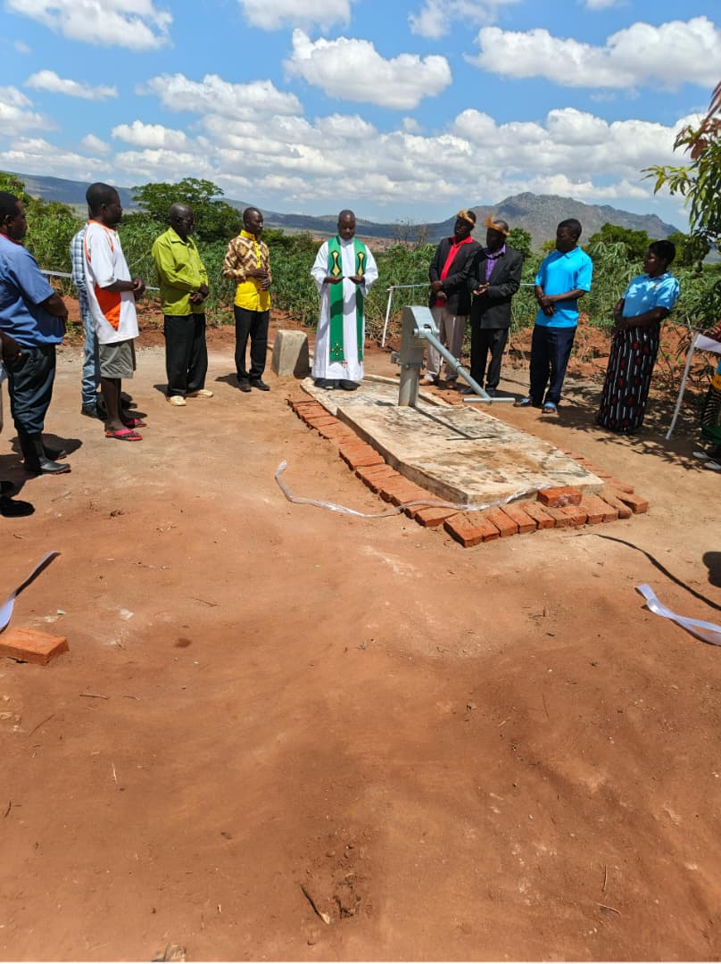 waterofmercyorg's tweet image. COMPLETED: The Emvuyane Village Well Project is done! 700+ villagers now have clean water thanks to 25 generous donors. Father Petros (@fr_petros) blessed the pump at the handover Mass. Sister Anastazia Zimba (@Z28325Zimba) was also in attendance—her order does great work in…