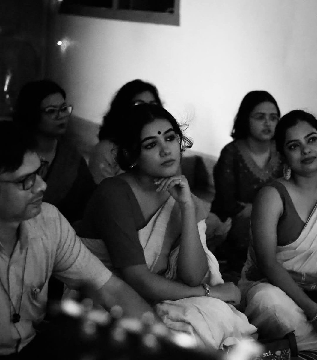 fossils_01's tweet image. I long...
to carry the quiet dignity of kaberi from Dosar,

to feel the fragile strength of shikha sarkar from Abohoman,

to embrace the gentle rebellion of Binodini from chokher Bali,

to walk in the graceful solitude of Banolata from Bariwali,

to breathe the longing and…