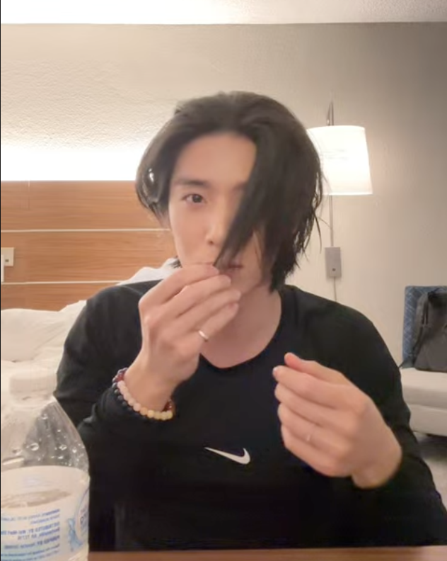 #Hwiyoung <a href="/0_rbsl/">김영균</a> live summary, 251128 in Houston. Mostly in chronological order. 

He came right after the concert just to spend some time with us. He's doing well. 

He thinks he's lost a little bit of weight, and wants to lose a bit more before he goes back to Korea. 

He