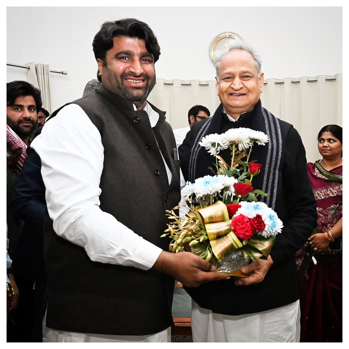 ManzuDinesh's tweet image. उचित कैप्शन दे