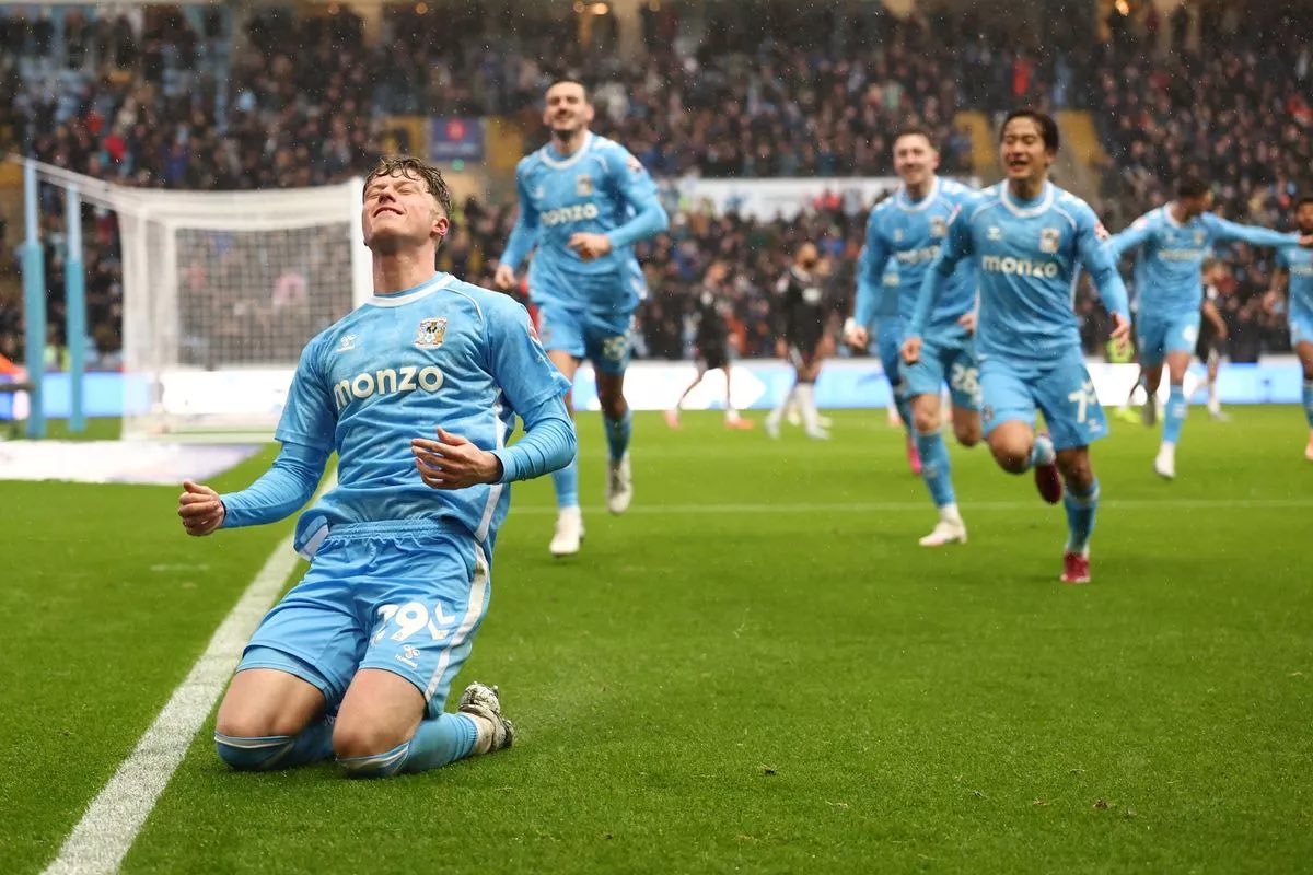 TrCoventry's tweet image. COVENTRY - Charlton
18:00 pm in Turkey
Charlton 6 galibiyet 6 mağlubiyet ile ligde 16. sırada bulunuyor. 
Dikkat çeken oyuncu ise Sonny Carey.
Sonny Carey 17 maçta 5 gol 1 asistlik perfomans sergiledi.
Bizim takımda ise Jack Rudoni’nin ilk 11 de başlayacağını düşünüyorum. 
#PUSB