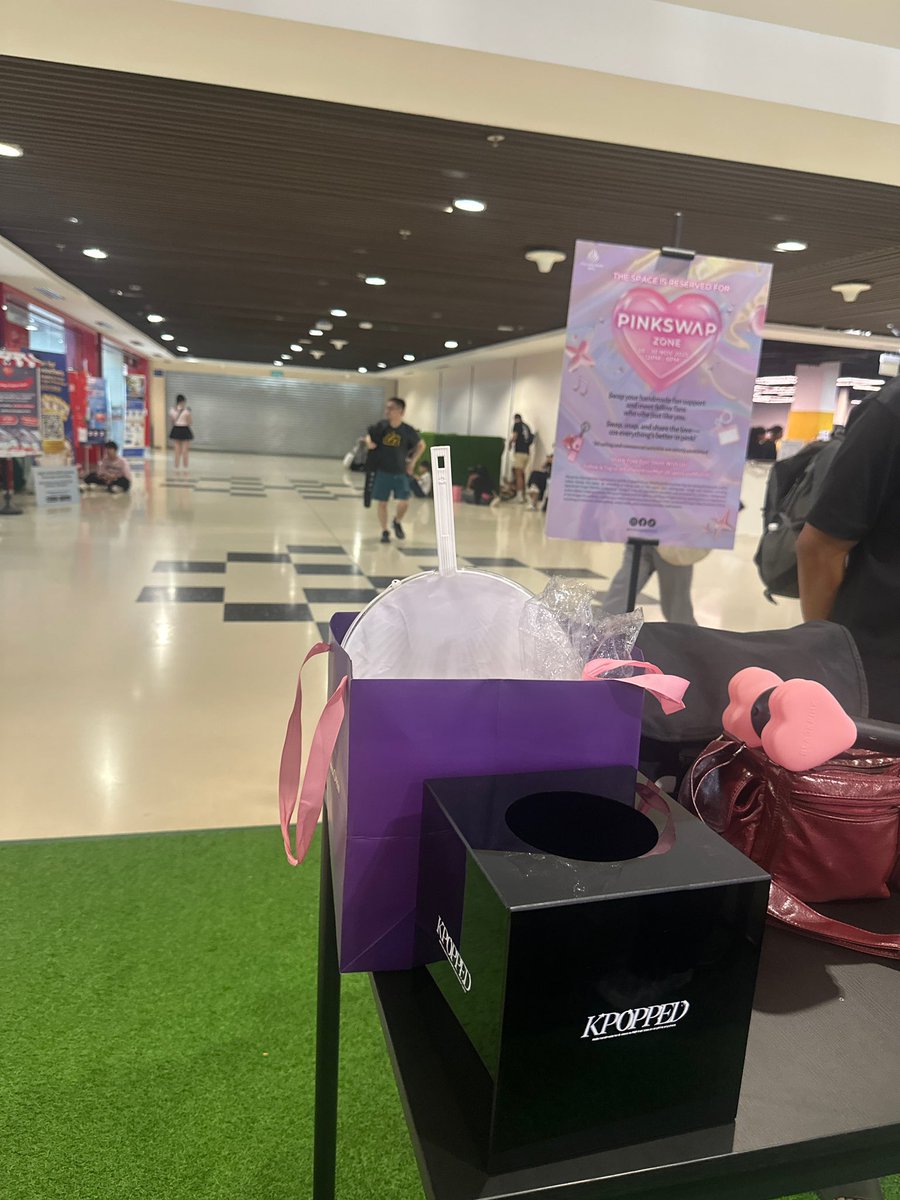 kpoppednails's tweet photo. we are now at the pinkswap zone (outside fun toast)!! https://t.co/VzgwfPmTAK