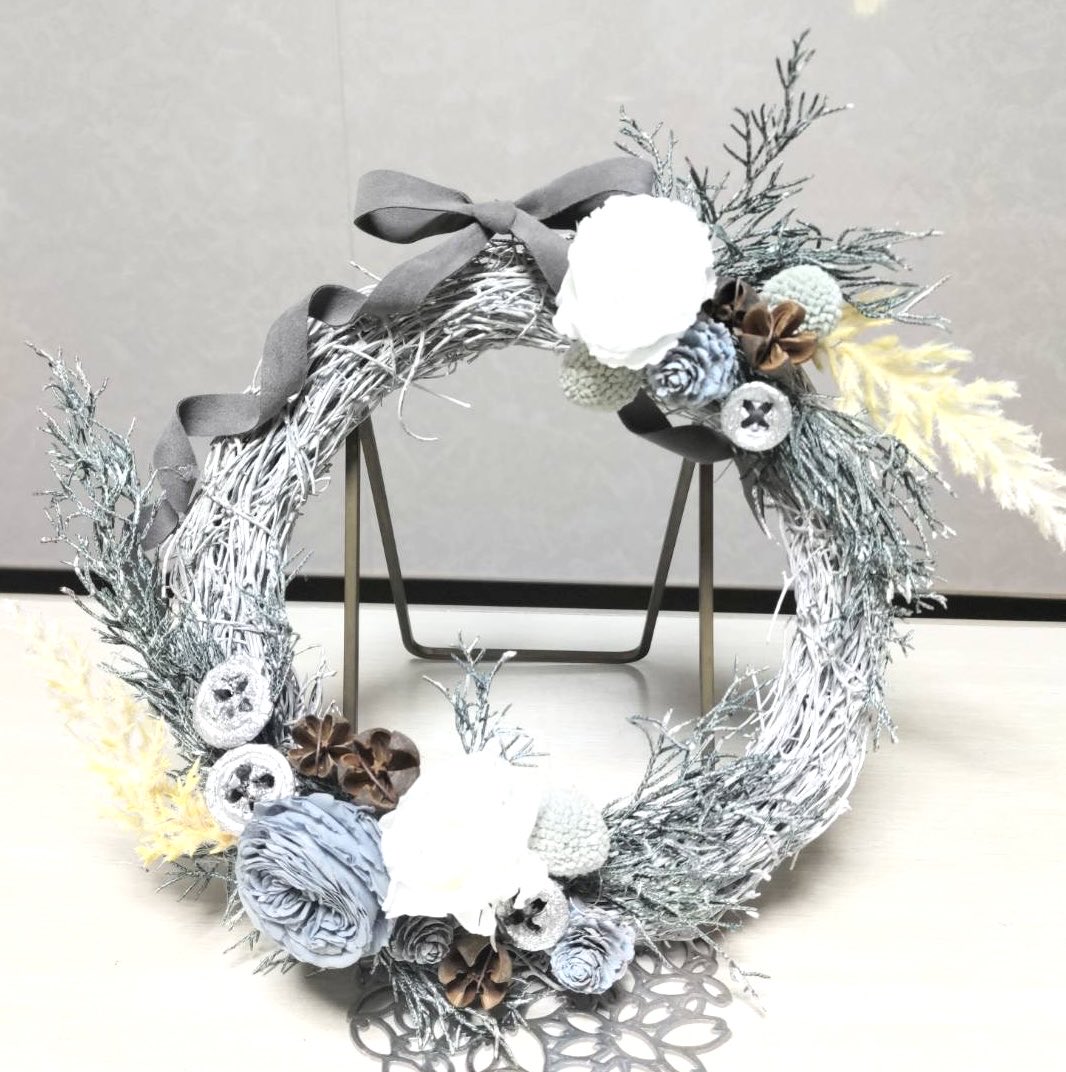 kaako1111's tweet photo. もうすぐ１２月　と言うことでリース作りました🌲🪅

グルーガンは止めるスイッチがなくて難しいぃ〜💦

リボンのクルクルが上手くいってそこは褒めたい笑

#花手まり
#平野区長吉出戸 https://t.co/cuG37ygn7e