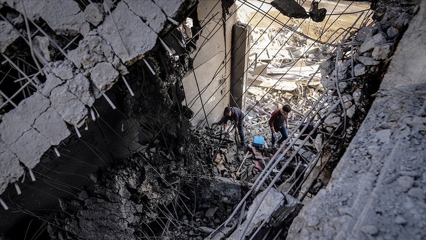 İsrail ordusu, ateşkese rağmen Gazze’ye gece boyunca kara, deniz ve havadan saldırılar düzenledi

▪️ Beyt Lahiya, Bureyc, Refah, Karara, Beni Suheyla, Şucaiyye, Tuffah ve Zeytun eş zamanlı hedef alındı

▪️ Gazze sahil şeridi savaş gemilerince, doğu bölgeleri ise topçu