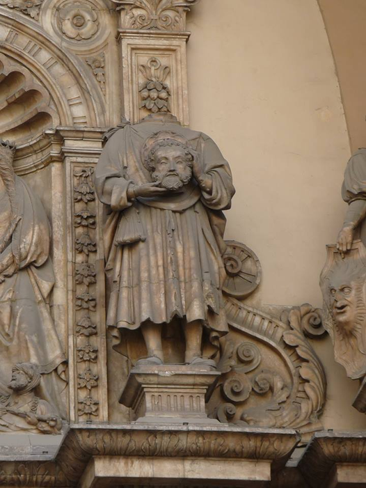 gozARTE's tweet photo. TAL DÍA COMO HOY... En 1522 se inició la construcción del convento de trinitarios observantes de San #Lamberto. ¿Quién era este personaje? Cuentan de él que después de que le cortaran la cabeza por no querer renegar de su fe cristiana, la cogió en la mano y echó a andar hasta llegar donde estaban enterrados Santa #Engracia y sus compañeros (siglos después Labordeta le dedicó una canción, en la que decía aquello de que "anduvo unas cuantas leguas / con la cabeza en la mano").

La cuestión es que en 1522 pasó por Zaragoza el Papa Adriano VI, y reavivó la devoción por el santo (él era de Utrech, y allí el patrono era otro San Lamberto). Durante los días que estuvo en Zaragoza visitó el espino de San Lamberto (que estaba en el lugar de su martirio, en la zona de la actual Avenida de Navarra) y la cripta de Santa Engracia, llevándose a Roma unas reliquias de su cráneo en una arqueta de plata (cuentan que en aquel momento brotaron unas gotas de sangre, que se recogieron en un relicario). La cuestión es que a raíz de todo aquello se inició la construcción del convento con el apoyo del Papa, del emperador Carlos V, del arzobispo Hernando de Aragón... Como se levantó en el mismo lugar en el que se creía que había sido el martirio tuvieron que arrancar el espino, pero guardaron una rama en un relicario.

San Lamberto, que era agricultor, tuvo especial devoción entre los labradores zaragozanos, que se agruparon en una cofradía (a imitación suya surgieron muchas en pueblos de Aragón).

Os dejo una foto de la escultura que lo representa en la portada de la iglesia del monasterio de Santa Engracia.