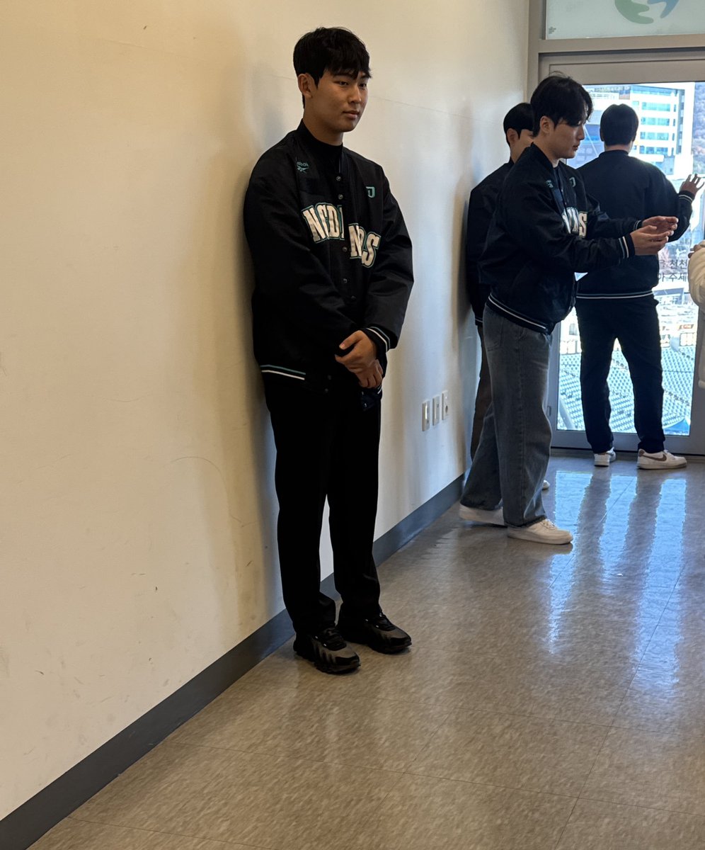 폴라로이드 단체 아니면 지명 가능한데 
못받으면 계속 선수들이 창밖을봄 씨밸