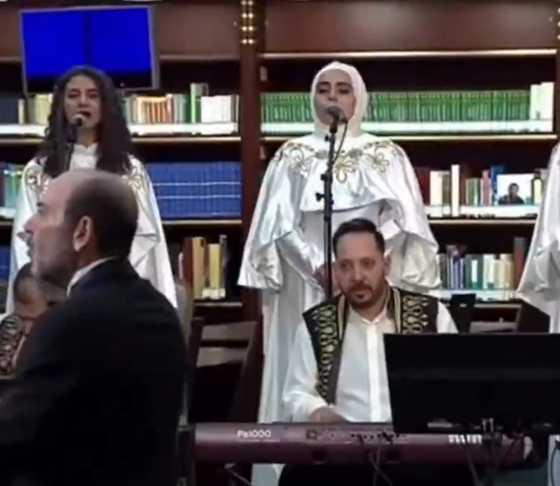 🔴 Yusuf Kaplan:

Ruhban sınıfını çağrıştıran ilahicilerin o giysileri ne öyle!

Peygamberimizi karşılamak için söylenen ilahinin Papayı karşılamak için okunması tesadüf mü?

Kripto birileri dinler arası diyalog için Türkiye’ye tuzak mı kuruyor?