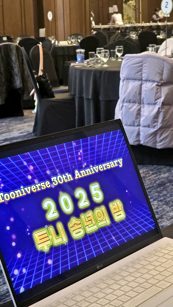 제가만든 2025 투니 송년회 포스터 비하인드 ㅋㅋ
1. 원래는 새벽이 예쁜샷이었는데 본인요청으로 변경
2. 호산선배 사진은 원래 누워있는 샷이었움😆
3. 수호 상체를 가려주느라 너무 힘들었음!!!!!!! ㅋㅋ
4. 김다올......

(+ 현장점검날 포스터보고 웃참한 호텔 담당자ㅋㅋ)