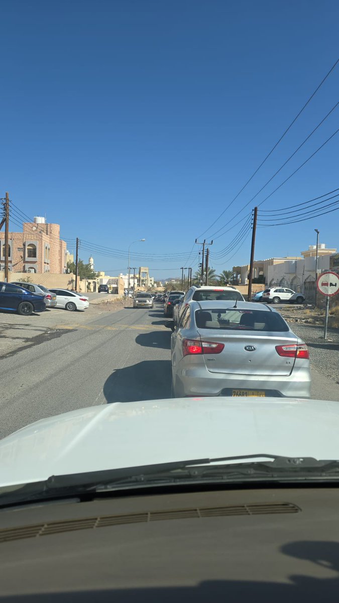 nzarkhalifa's tweet photo. كيف يتم تحويل شارع الخدمات المنزلية إلى تحويلة  ويحدث اختناق مروري من غير السلامة المرورية
@AldhakhiliyahGO https://t.co/UQ7qWVeqTj
