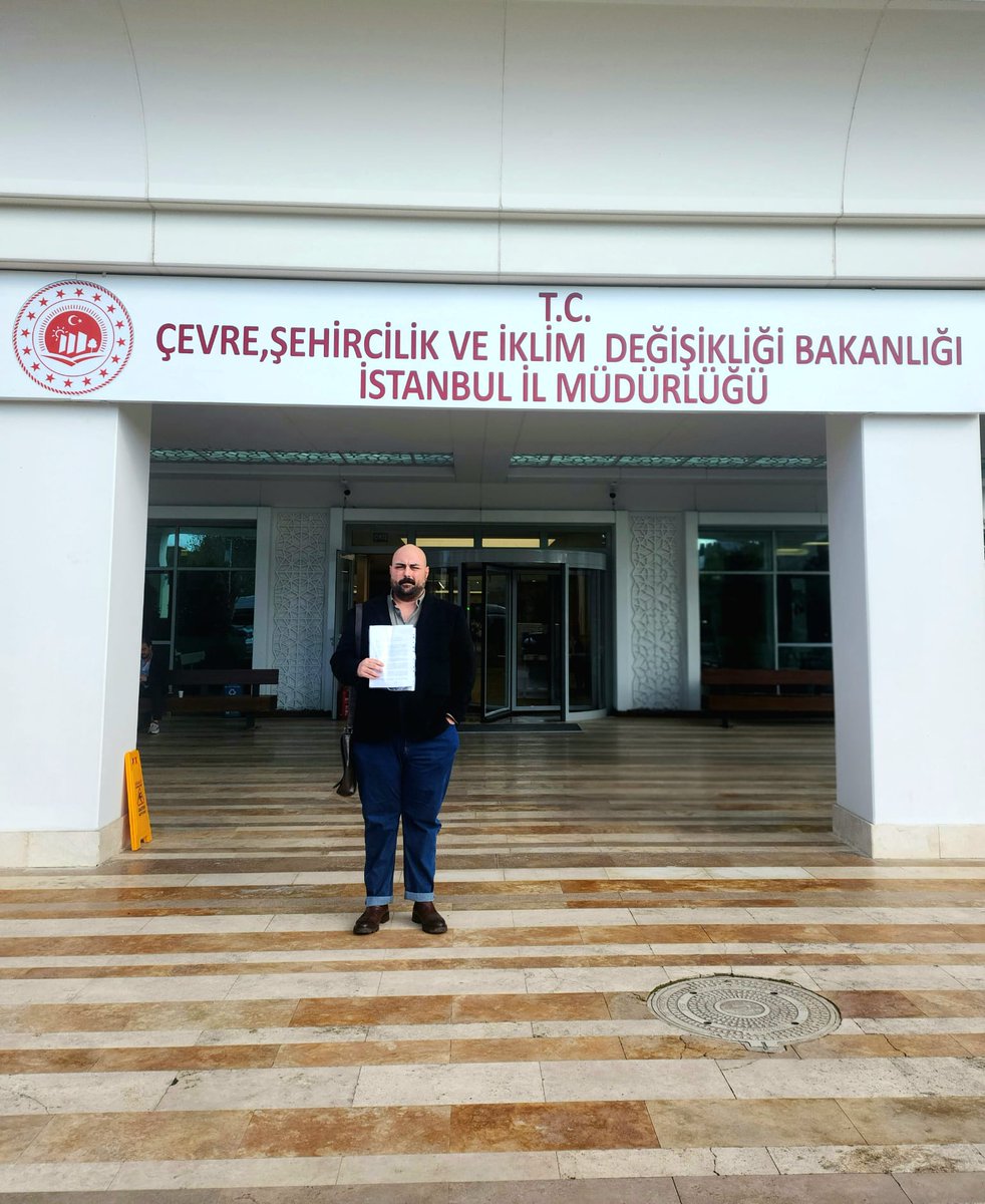TipEkoloji's tweet photo. İstanbul/Üsküdar İlçesi İcadiye Mahallesi'nde bulunan boş alan, plan tadilatı ile Cengiz Holding'e ait özel bir sağlık tesisi için yok edilmek isteniyor.
1/1000 ölçekli planda park+yol notu olan alandaki prefabrik yapılar için Bakanlık, riskli yapı ilan ederek Cengiz Holding'e yer altında 3, yer üstünde 6 katlı bir kütle vaadediyor. 

Kamusal açık alanın azaltılarak, yüksek yoğunluklu özel sağlık tesisi ve otopark kompleksi yapılmasını ve plan kararlarının "özel sağlık tesisi" lehine rant üretmesini kabul etmiyoruz. 

Yapılmak istenen plan tadilatına, Üsküdar İlçe Yönetimimiz itiraz dilekçesini verdi. @tipuskudar 
Sürecin takipçisi olacağız.