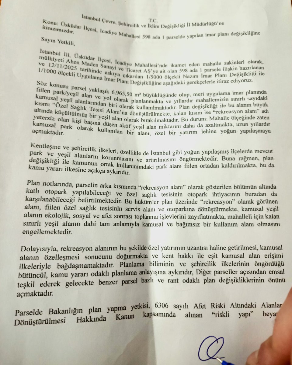 TipEkoloji's tweet photo. İstanbul/Üsküdar İlçesi İcadiye Mahallesi'nde bulunan boş alan, plan tadilatı ile Cengiz Holding'e ait özel bir sağlık tesisi için yok edilmek isteniyor.
1/1000 ölçekli planda park+yol notu olan alandaki prefabrik yapılar için Bakanlık, riskli yapı ilan ederek Cengiz Holding'e yer altında 3, yer üstünde 6 katlı bir kütle vaadediyor. 

Kamusal açık alanın azaltılarak, yüksek yoğunluklu özel sağlık tesisi ve otopark kompleksi yapılmasını ve plan kararlarının "özel sağlık tesisi" lehine rant üretmesini kabul etmiyoruz. 

Yapılmak istenen plan tadilatına, Üsküdar İlçe Yönetimimiz itiraz dilekçesini verdi. @tipuskudar 
Sürecin takipçisi olacağız.