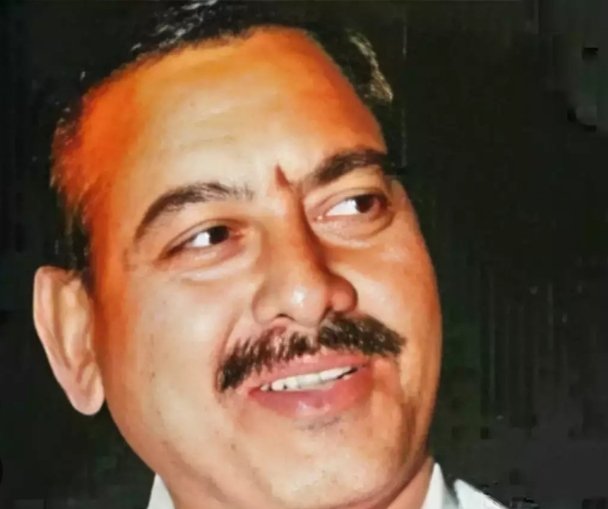 Prajwal77127052's tweet photo. याद है वो दिन…
जब हमारे पड़ोसी लालसा राय ने बाबा से घबराए स्वर में कहा “अरे, एक घटना हो गयल.. कृष्णानंद ना रहलन…”धीरे-धीरे मेरे बैठक में लोग इकट्ठा होने लगे।हर किसी की आवाज़ में एक अजीब सी बेचैनी थी,रोज़ का हंसी-मज़ाक जैसे कहीं खो गई हो। 20 साल हो गए 

नमन 🙏 #KrishnanandRai https://t.co/8Tdpm1ye0v