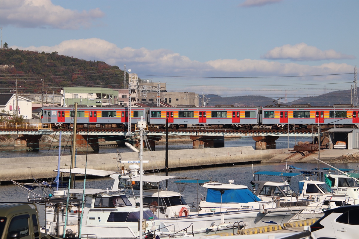 本日撮影分。伊保港で阪神優勝ラッピングの8239Fなど色々 (2025.11.29)