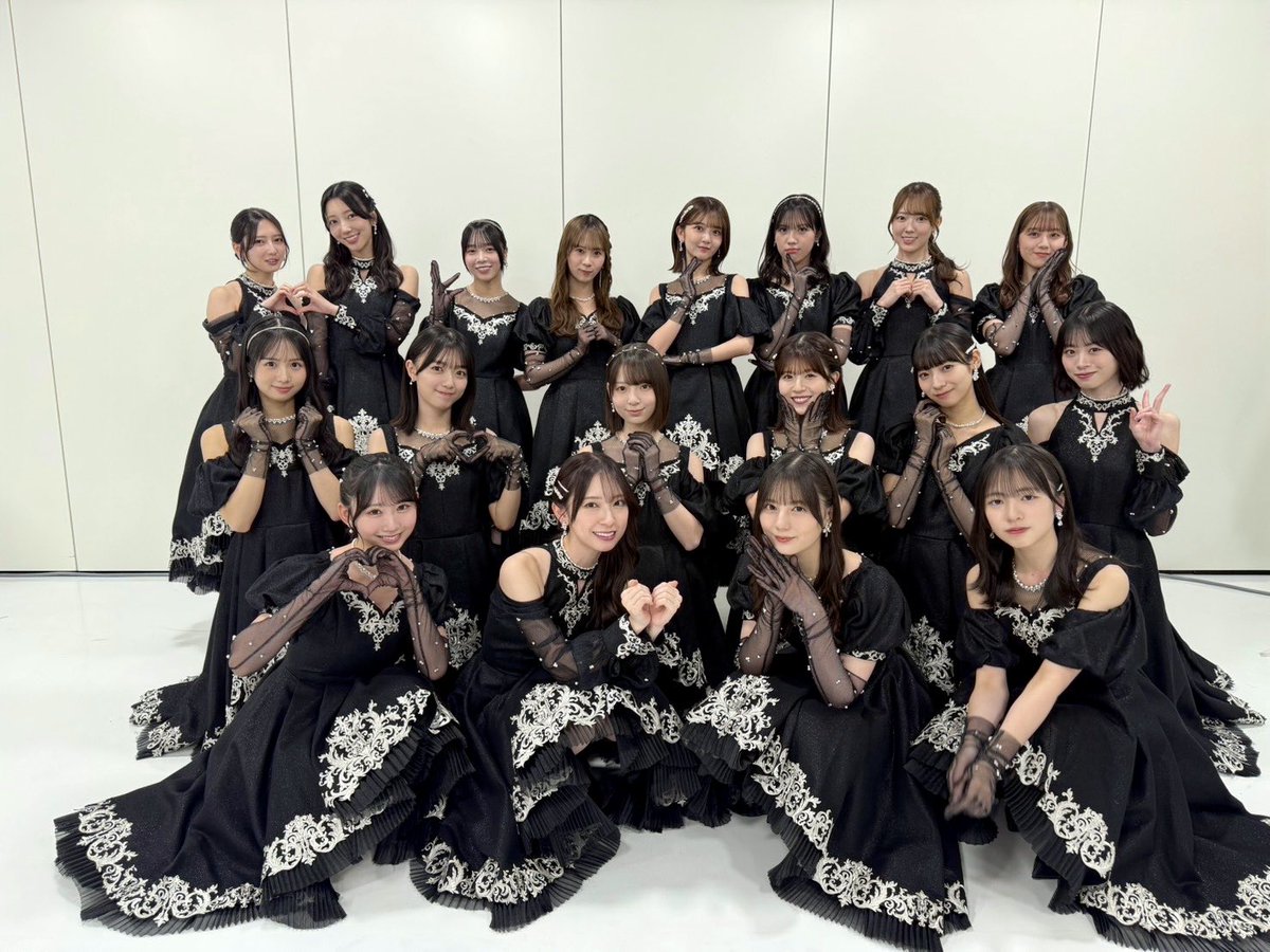 hinatazaka46's tweet image. 現在放送中の、
日本テレビ系「#ベストアーティスト2025」に #日向坂46 が出演し、15thシングル「お願いバッハ！」を披露させていただきます🙌🏻🎶

かわいい黒ドレスでいつもよりちょっぴり大人なメンバーの姿が観れると思います👗🖤
ぜひご覧ください🎹🎼🎻

by #渡辺莉奈　🐈‍⬛

#日向坂46_お願いバッハ…