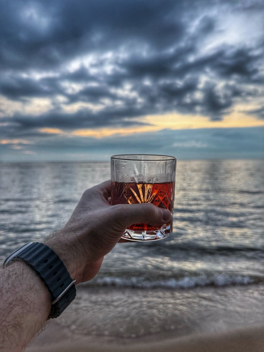 negronitime's tweet image. Sunset Negroni.
The drink was created in Florence in 1919 when Count Camillo Negroni asked for his Americano to be “a little stronger.”
Equal parts gin, vermouth, and Campari — simple, bitter, balanced.
A classic for a reason.

#Negroni #Antipode #NegroniHistory #AperitivoHour